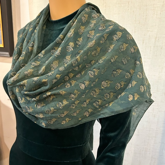 Green and gold scarf - Picture 2 of 6